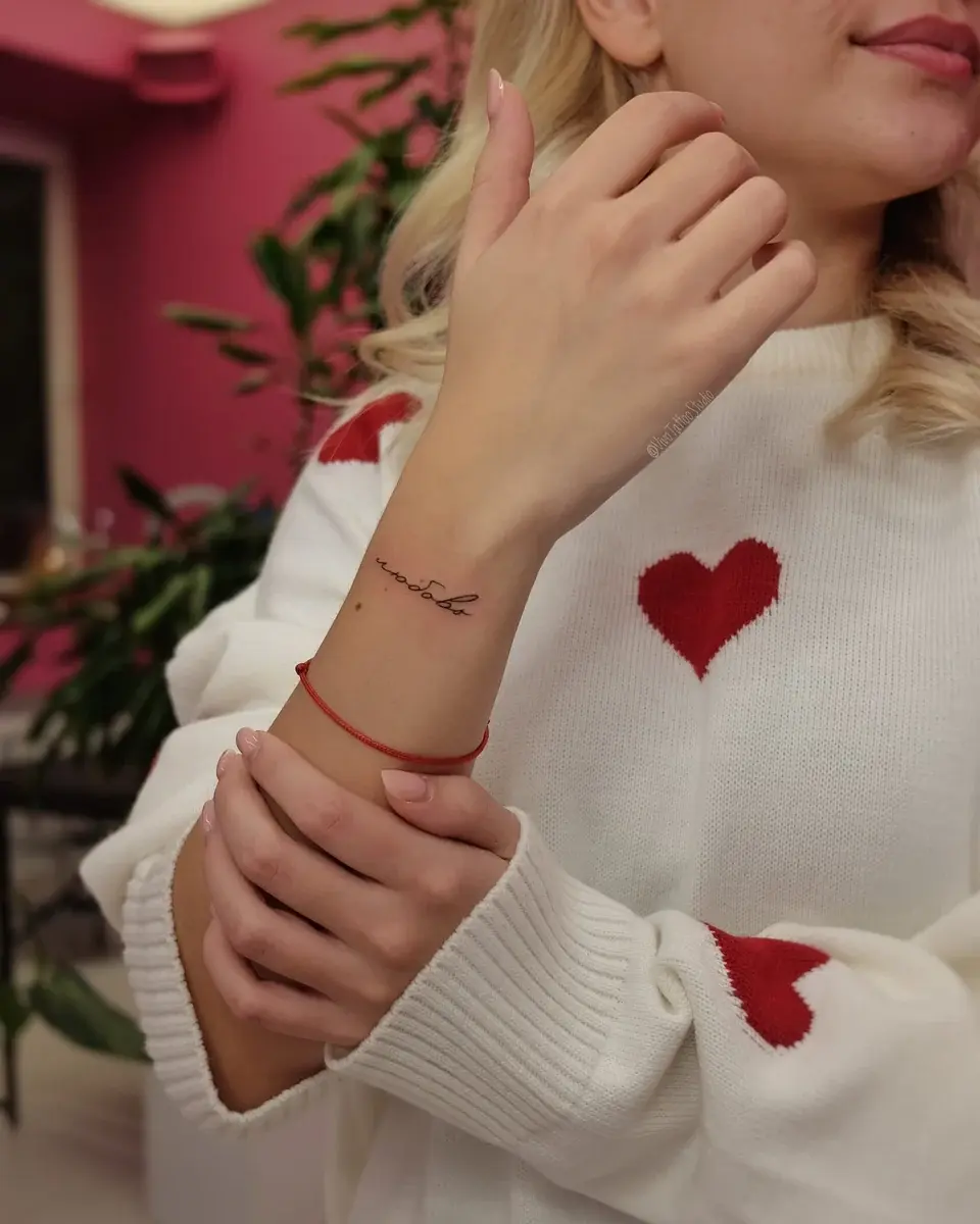 Тонкая рукописная тату-надпись на запястье